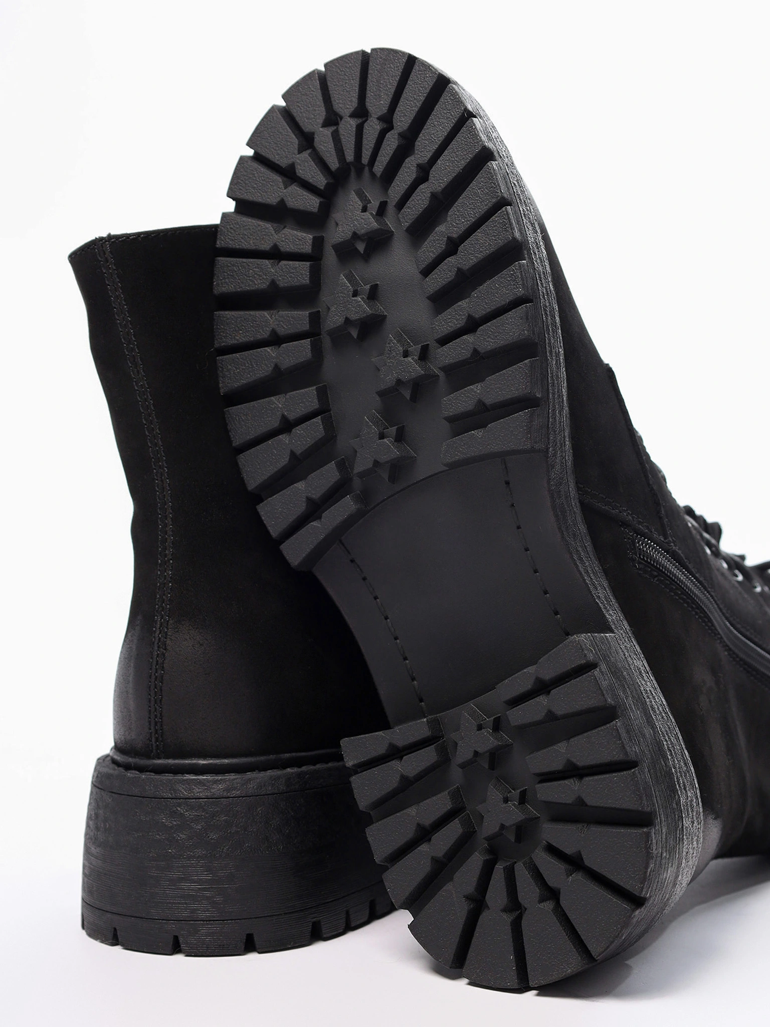 Ботинки-дерби черного цвета со стразами на высоком широком каблуке